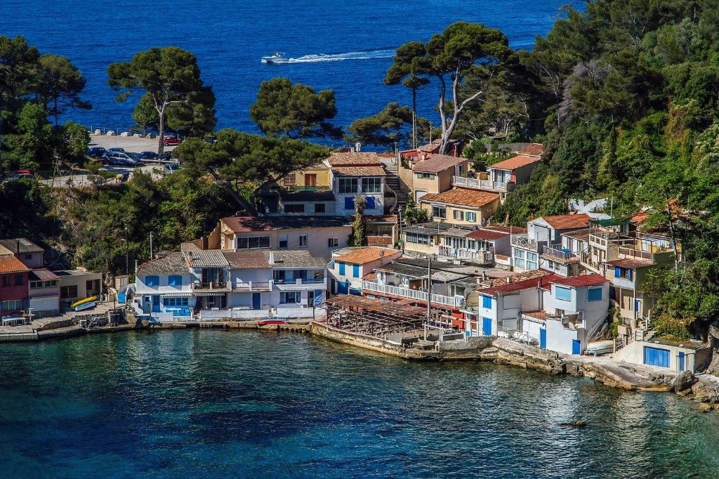 Houses along the coast at Toulon